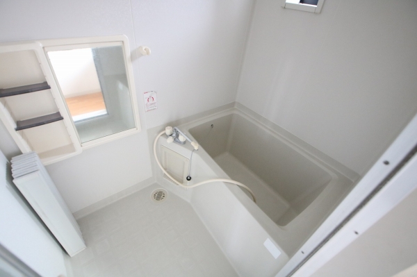 バス・シャワールーム　鏡が付いているのはうれしいポイントです♪