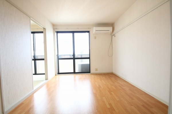 居室・リビング　キッチンとの扉を開ければ広々LDKとして使用可