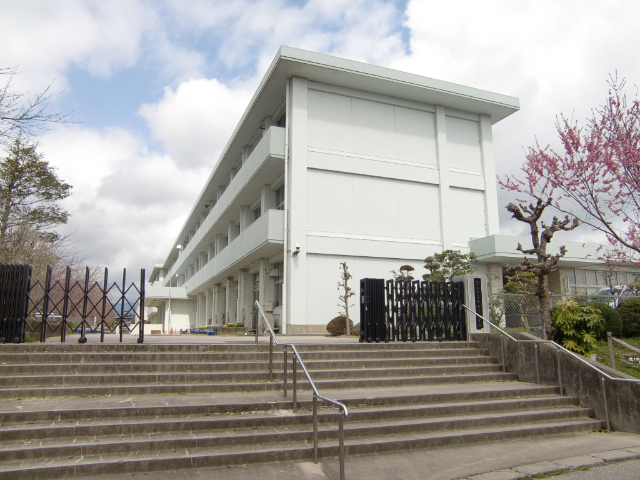 小学校　亀山市立井田川小学校（小学校）まで784m