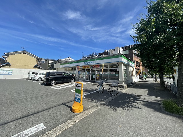 コンビニ　ファミリーマート かどの七条店（コンビニ）まで520m