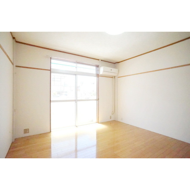 居室・リビング　明るい日差しの空間