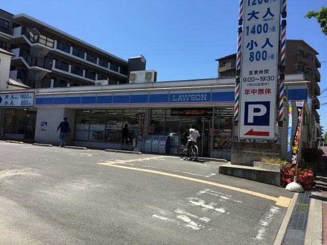 コンビニ　ローソン吹田千里山東四丁目店（コンビニ）まで223m