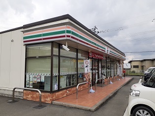 コンビニ　セブンイレブン（コンビニ）まで930m