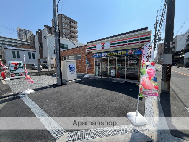 コンビニ　セブンイレブン（コンビニ）まで208m