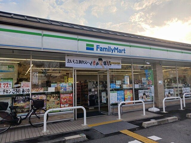 コンビニ　ファミリーマート北山栗栖町店（コンビニ）まで260m