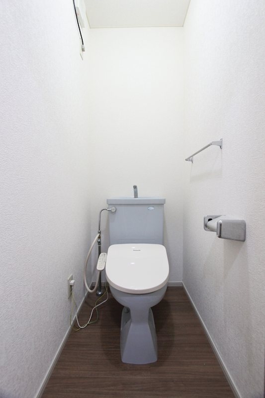 その他　温水洗浄暖房便座完備のトイレ★入口ドア上部には収納棚があるの