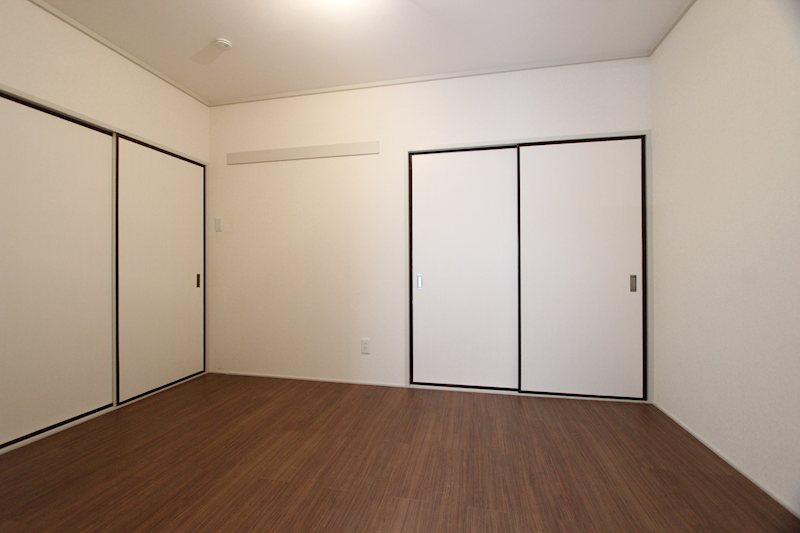 その他　洋室5.7帖★クローゼットスペースもあるの便利ですね★