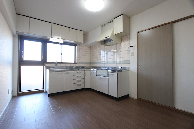 キッチン　使いやすいL字型キッチン★窓開口もあるので明るいダイニングキ