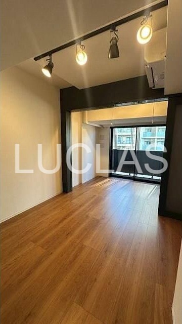 居室・リビング　木目調の床と白の壁紙で暖かみのある居室♪