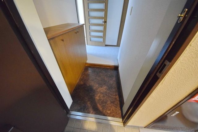 玄関　※同建物　反転タイプ間取り参考写真　現況優先