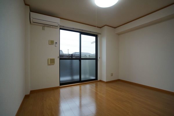 居室・リビング　同じ建物の別なお部屋