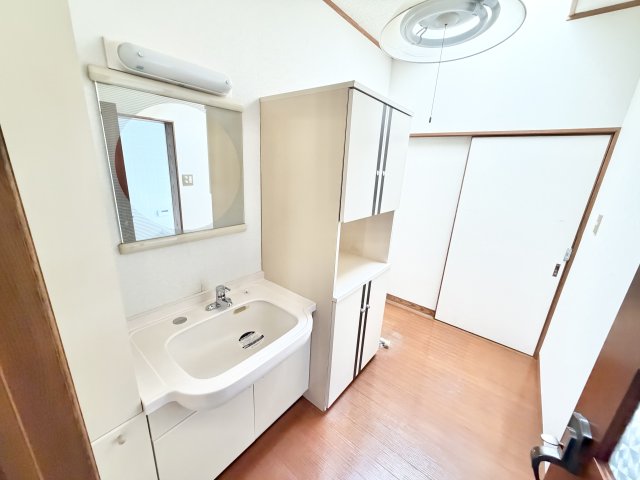 洗面設備　ゆったりとスペースのある洗面所