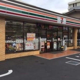 コンビニ　セブンイレブン東京医科大前店（コンビニ）まで198m