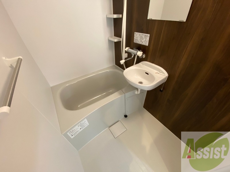 バス・シャワールーム　バスルームは狭すぎず、シャワーも浴びやすそうです。