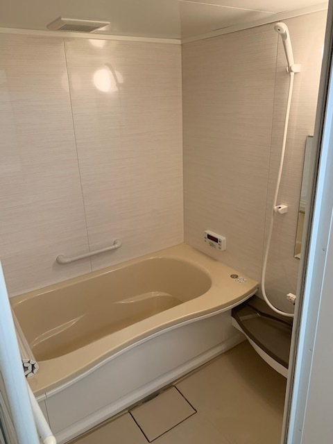 バス・シャワールーム　１坪タイプのお風呂で足をゆったり伸ばして入れますよ