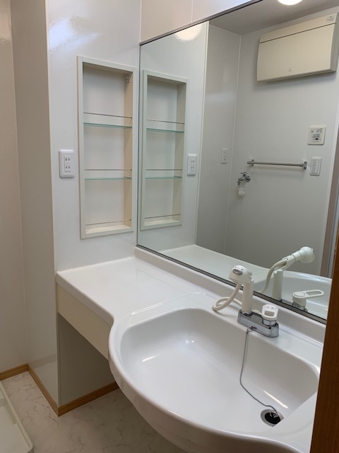 洗面設備　鏡の大きいカウンタータイプの洗髪洗面化粧台