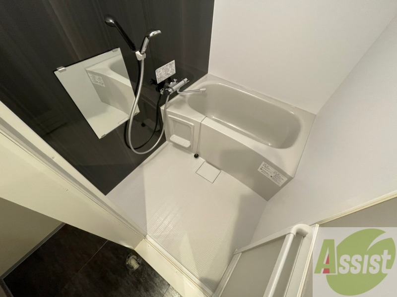 バス・シャワールーム　バスルームはこちらです。広々としてゆったり休めます。