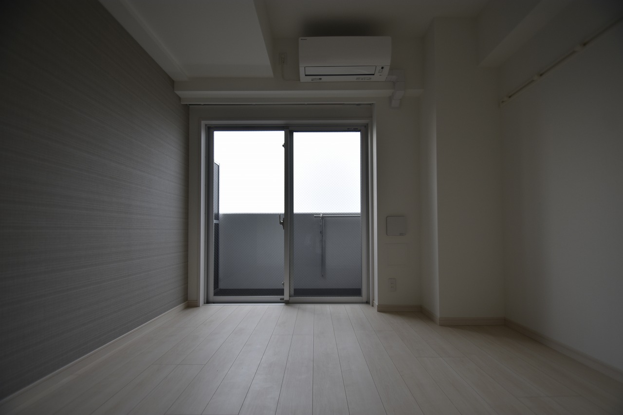 居室・リビング　優しい色合いの床材を使用した居住空間です。