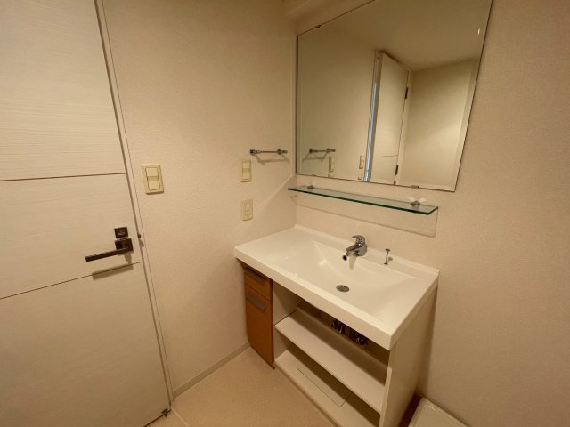 洗面設備　明るい洗面所です