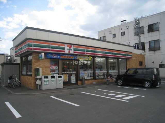 コンビニ　セブンイレブン北見山下通り店（コンビニ）まで700m