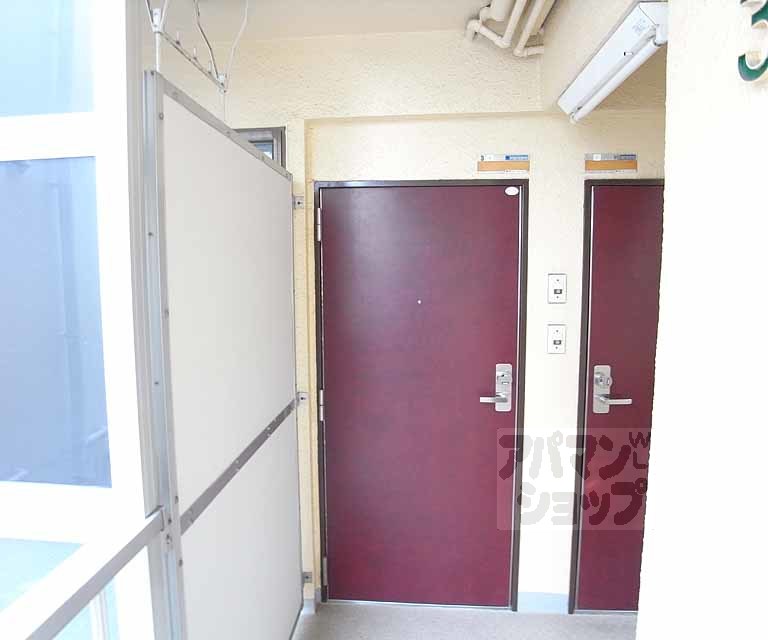 その他設備　玄関のドアです。