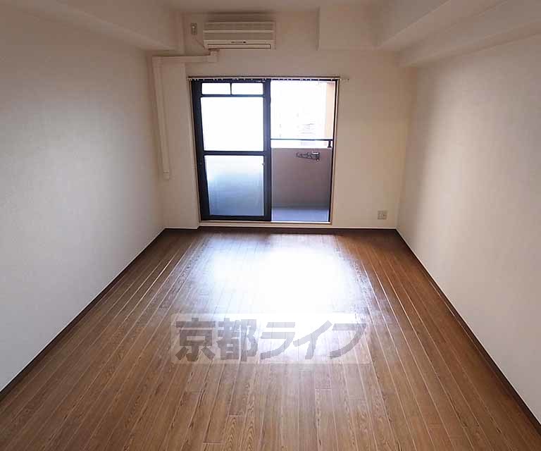 居室・リビング　広く明るい室内。