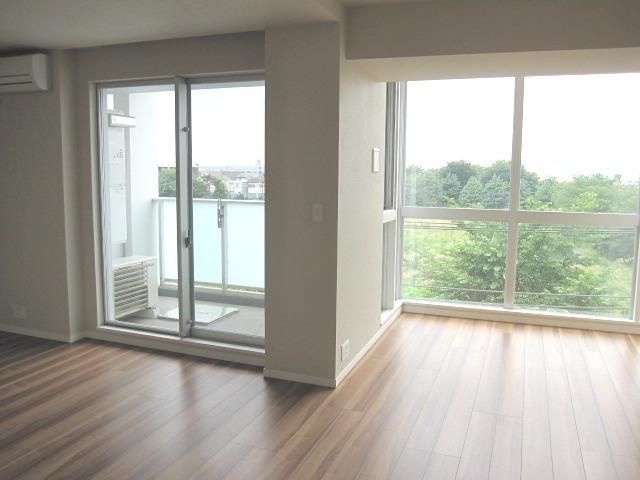 居室・リビング　★窓面も大きく明るいリビング１７．４帖です★