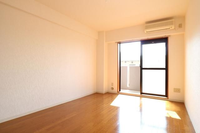 居室・リビング　こちらの居間で趣味の時間をお楽しみください