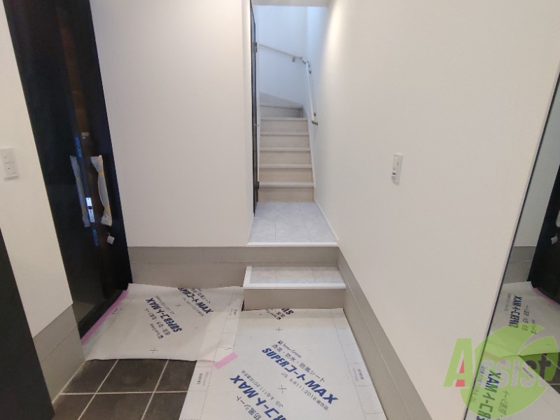 玄関　玄関からの様子です。綺麗なフローリングが広がっています。