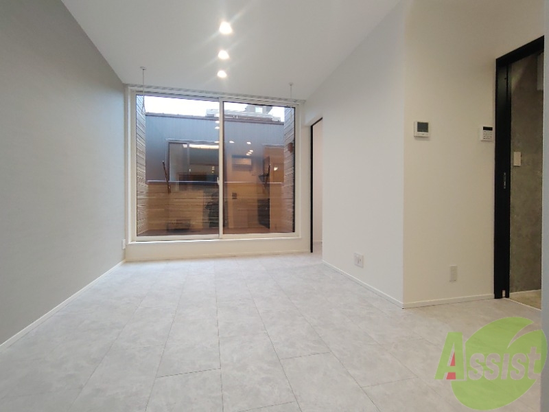 居室・リビング　広々としたＬＤＫでテーブルを置いても十分なスペースがあります