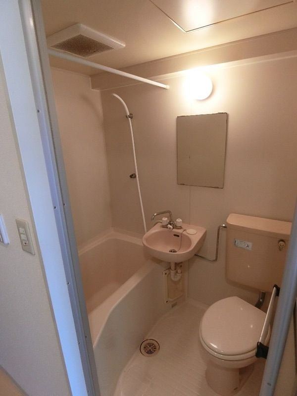 バス・シャワールーム　お掃除が楽な３点ユニットです。