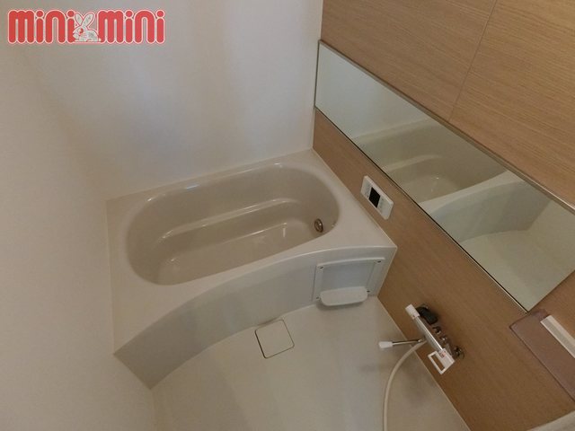 バス・シャワールーム　清潔感のあるバスルームです。