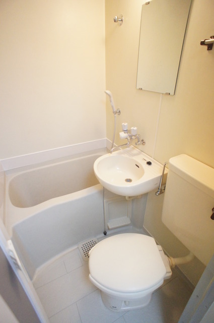 バス・シャワールーム　丸洗いできてお掃除らくらくの３点ユニットバスです！