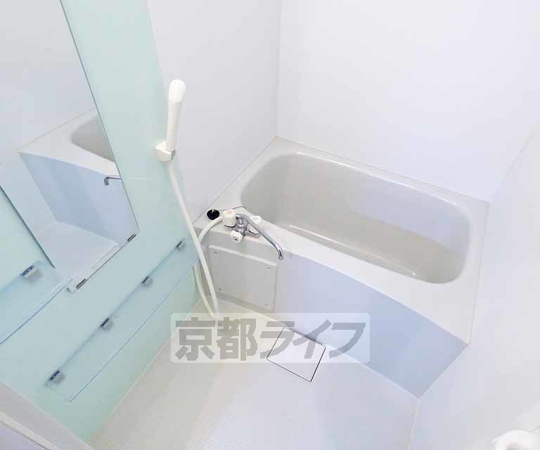 バス・シャワールーム　ゆったり浸かれるお風呂です。