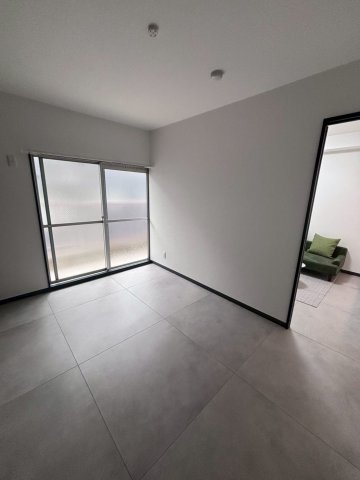 その他部屋・スペース　開放的な寝室です