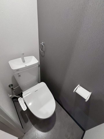 トイレ　落ち着いた色調のトイレです