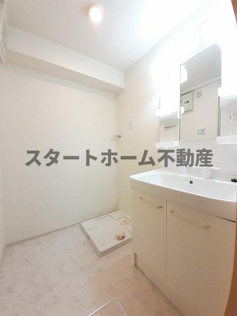 洗面設備　明るい洗面所です