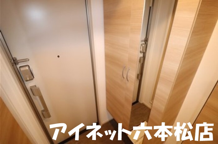 玄関　天井高のシューズボックスがあります