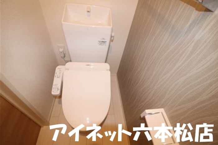トイレ　清潔感のあるトイレですね。