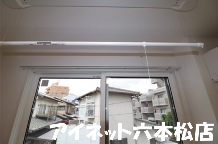 その他　室内物干し完備。