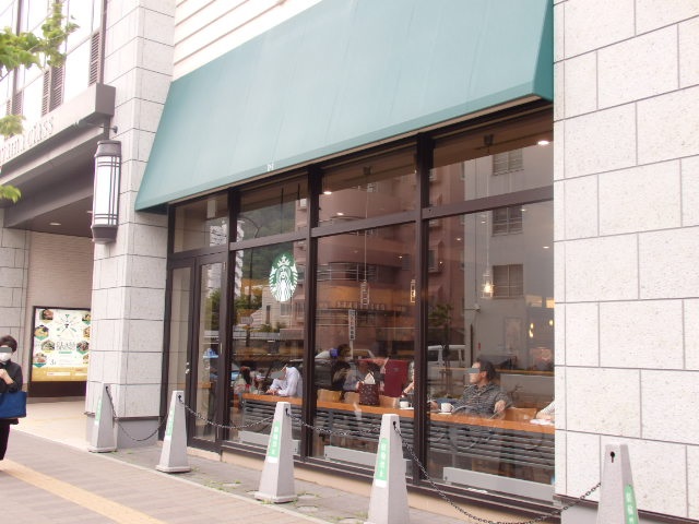 飲食店　スターバックス（飲食店）まで896m