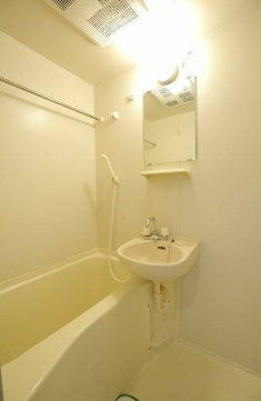 バス・シャワールーム　浴室乾燥機付きバス。