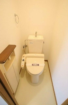 トイレ　温水洗浄便座。