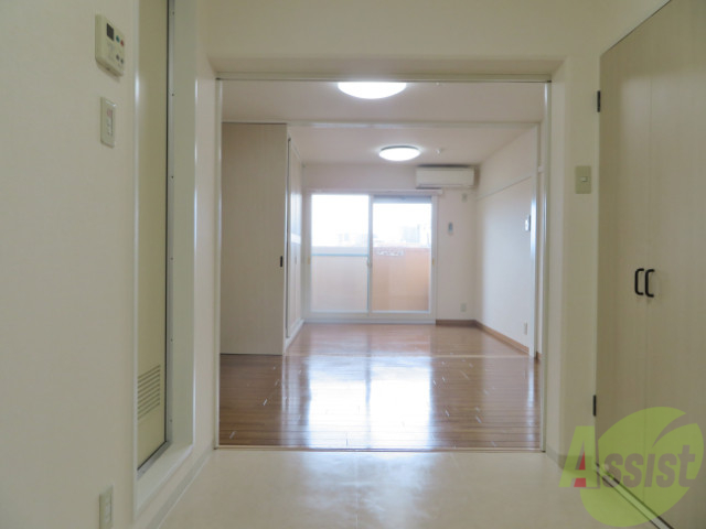 居室・リビング　ダイニングキッチンの洋室です。広々として、きれいですね