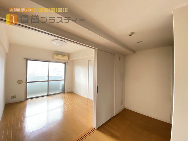 居室・リビング　光差し込む明るい印象のリビング。