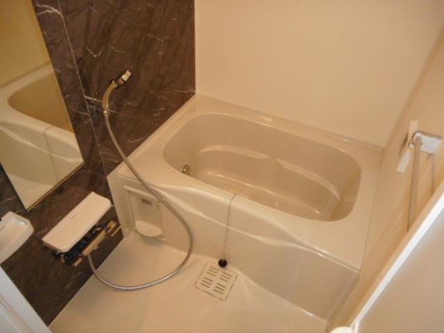 バス・シャワールーム　コンパクトで使いやすいお風呂です