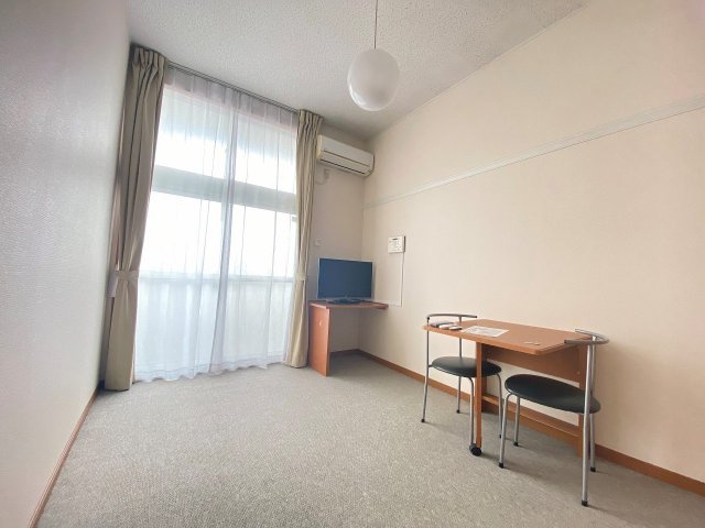 居室・リビング　同タイプ部屋の写真となり設備等は現況と異なる場合があります