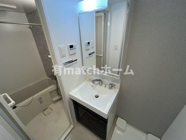 洗面設備　(参考)同マンション反転間取り他部屋の写真