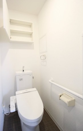 トイレ　落ち着いた色調のトイレです
