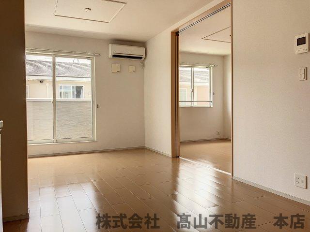 居室・リビング　こちらの居間で趣味の時間をお楽しみください